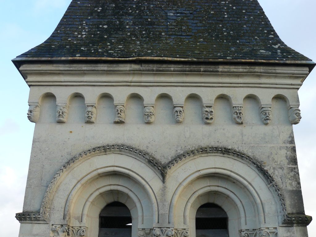 Détails du clocher de l'église de Juigné